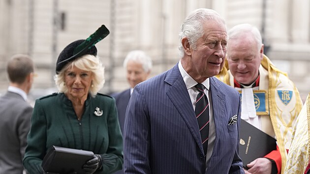 Vévodkyně Camilla a princ Charles při příchodu do Westminsterského opatství na bohoslužbu za zesnulého prince Philipa (Londýn, 29. března 2022)