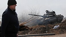 Ruský tank na pedmstí Mariupolu (20. bezna 2022)