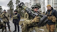 Kyjev. Příslušník ukrajinských Teritoriálních obranných sil si zkouší...