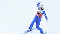 Slovinský skokan Timi Zajc oslavuje triumf v letech v Oberstdorfu.