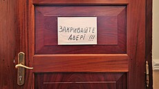 Nápisy na hlavních vstupních dve�ích do bo�i�anské ubytovny podtrhují, �e zde...