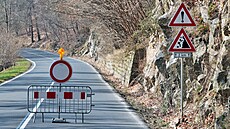 Kv�li havarijnímu stavu skalního masivu je uzav�ena silnice vedoucí podél...
