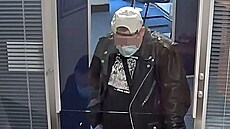 Policist� zadr�eli �est lid�, kte�� se v p�evlec�ch vyd�vali za klienty bank.