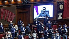 Ukrajinský prezident Volodymyr Zelenskyj při videoprojevu v italském parlamentu...