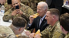Joe Biden s p�íslu�níky 82. výsadkové divize Spojených stát� amerických v...