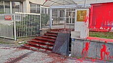 Aktivisté ze skupiny Dekomunisté polili schody ruského velvyslanectví v Praze...
