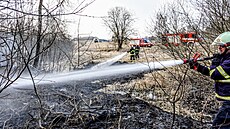V posledních týdnech hasi�i vyjí�d�jí �ast�ji k po�ár�m v p�írod�. Na snímku...