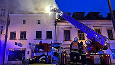 V centru Olomouce na Blaejském námstí hoel dm, hasii zasahovali v maskách....