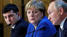 Ukrajinský prezident Volodymyr Zelenskyj (vlevo) se na summitu v Pa�í�i se�el s...