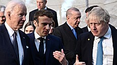 Americký prezident Joe Biden (vlevo), francouzský prezident Emmanuel Macron...