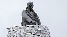 Socha ukrajinského básníka Tarase �ev�enko je v Charkov� p�ikrývána pytli s...