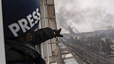 Fotograf agentury AP Jevhen Maloletka ukazuje na kouř stoupající po náletu na... | na serveru Lidovky.cz | aktuální zprávy