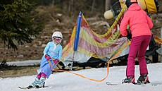 Stylové rozlouení s lyaskou sezonou probhlo v nedli ve skiareálu eínek...