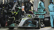 Lewis Hamilton se svým mercedesem v boxech bhem Velké ceny Bahrajnu