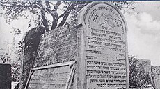 Pohlednice, která vyobrazuje hrob rabína acha, byla vytitna nejspí ve 20....
