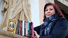 P�erovská spisovatelka Lenka Chalupová se svými knihami