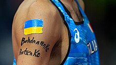 Italský vý�ka� Gianmarco Tamberi nosí na rameni ukrajinskou vlajku, aby...