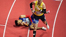 Americký b�ec Isaiah Harris v bolestech dokon�il mu�skou �tafetu na 4x400...