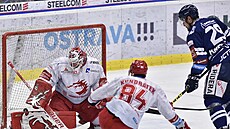 Luká� Kren�elok z Vítkovic sleduje, jak t�inecký branká� Ond�ej Kacetl...