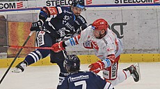 Ruslan Pedan z Vítkovic v souboji s Markem Dan�m z T�ince