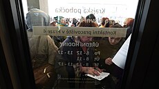 Uprchlíci z Ukrajiny �ekají p�ed Ú�adem práce na Praze 4 Novodvorská. (21....
