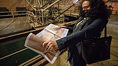 Stoj�me uvnit� �ist�rny, v obrovsk� cihlov� hale se spoustou nezn�m�ch...