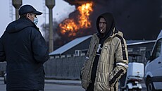 �erný kou� stoupá ze skladu paliva ukrajinské armády po ruském útoku na...