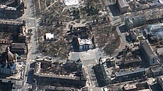 Satelitní snímek spolenosti Maxar ukazuje následky náletu na divadlo Mariupol...