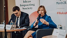 Nkdejí estonská prezidentka Kersti Kaljulaidová bhem debaty o budoucí roli...
