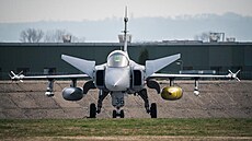 Letouny Gripen odlétají z mateské áslavské základny na tymsíní misi v...