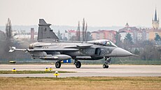 Letouny Gripen odlétají z mateské áslavské základny na tymsíní misi v...