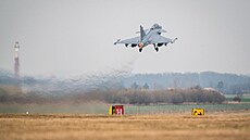 Letouny Gripen odlétají z mateské áslavské základny na tymsíní misi v...