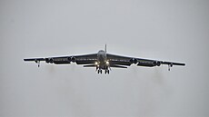 Americký bombardér B-52 na letišti v Mošnově (29.3.2022) | na serveru Lidovky.cz | aktuální zprávy