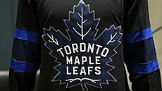 Druhá z verzí nového oboustranného dresu. Toronta Maple Leafs.