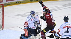 Adam Polá�ek p�ekonává libereckého Petra Kvá�u.