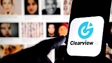 Logo americké společnosti Clearview AI na displeji mobilního telefonu