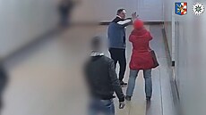 Policie po�ádala ve�ejnost o pomoc p�i zji��ování toto�nosti mu�e v modré bund�.