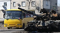 Autobus jede vedle zničeného tanku. Ukrajina se brání ruské invazi. (21. března... | na serveru Lidovky.cz | aktuální zprávy