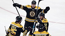 Hokejisté Bostonu se radují z gólu proti New York Islanders.
