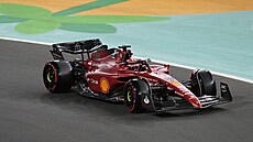 Jezdec Ferrari Charles Leclerc jede kvalifikaci na Velkou cenu Saúdské Arábie.