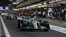 Lewis Hamilton z Mercedesu opoutí boxy bhem kvalifikace na Velkou cenu...