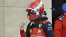 Radost Charlese Leclerca z Ferrari po vítězství v kvalifikaci na Velkou cenu...