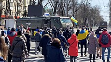 Ukrajinci v Chersonu protestují proti ruské okupaci. (20. bezna 2022)