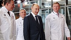 Ruský prezident Vladimir Putin (uprostřed) s oligarchou Anatolijem Čubajsem...