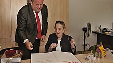 Madeleine Albrightová se v roce 2015 pi své návtv podepsala do letohradské...