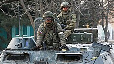 Vojáci proruských jednotek ve městě Dokučajivsk v Doněcké oblasti. (25. března... | na serveru Lidovky.cz | aktuální zprávy