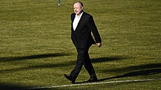 P�edseda fotbalové asociace Petr Fousek se prochází po h�i�ti b�hem p�ípravy...
