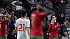 Portugalský kapitán Cristiano Ronaldo lituje zahozené ance ve finále baráe...