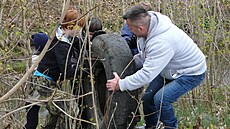 Do úklidu okolí se zapojují celé rodiny.