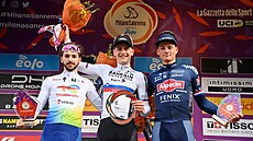 Matj Mohori slaví triumf na Milán-San Remo. Vlevo druhý Anthony Turgis,...